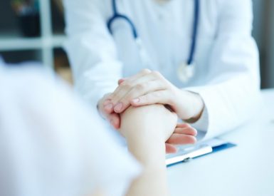 médico segurando mão do paciente