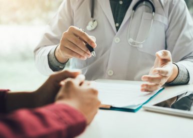 médico e paciente no consultório