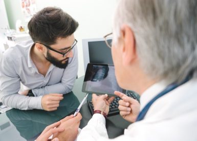 médico e paciente vendo raio-x
