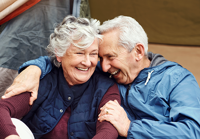 Um casal de idosos saudável e feliz