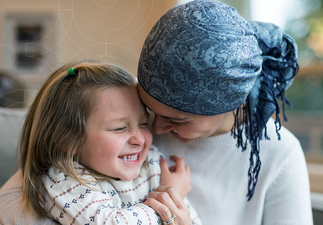 Uma mãe brincando com sua filha